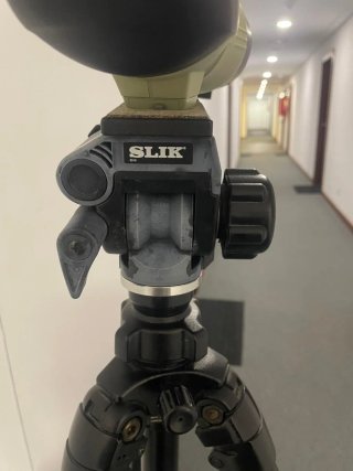 Telescopio Nikon con trípode