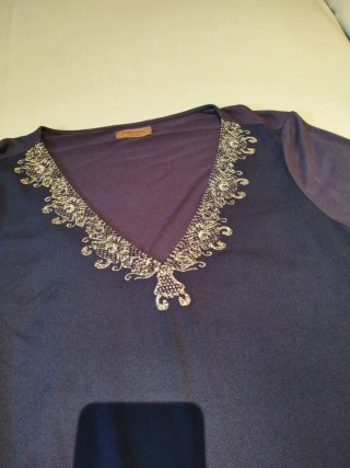 Blusa morada con bordado plateado