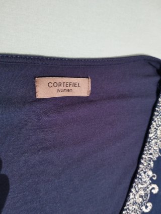 Blusa morada con bordado plateado