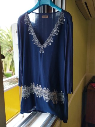 Blusa morada con bordado plateado