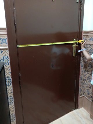 Puerta exterior marrón con detalles