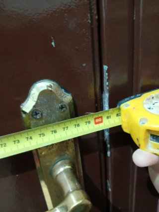 Puerta exterior marrón con detalles