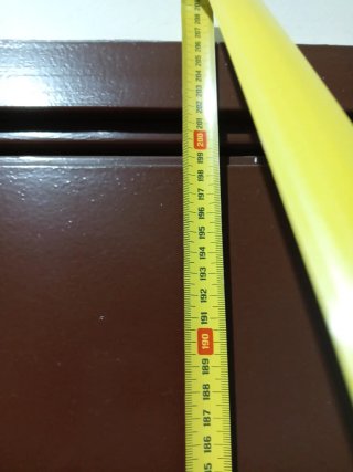 Puerta exterior marrón con detalles