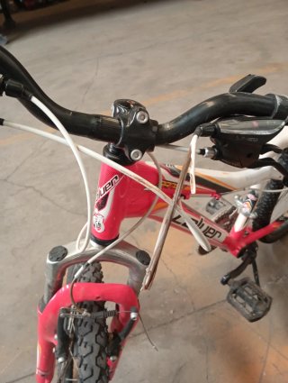Bicicleta infantil blanca y rosa