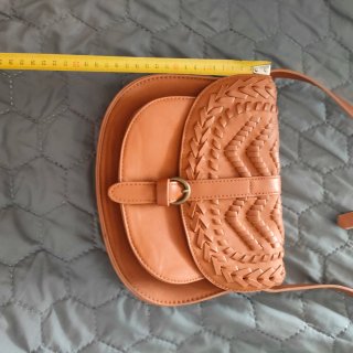 Bolso bandolera marrón con trenzado
