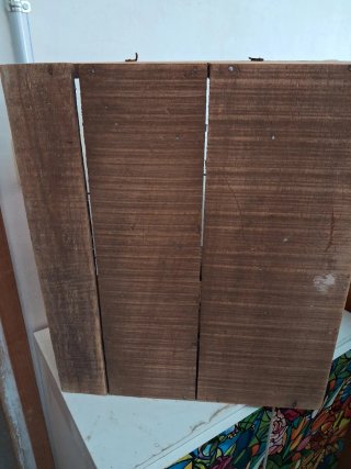 Estantería rústica de madera antigua