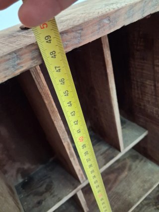 Estantería rústica de madera antigua