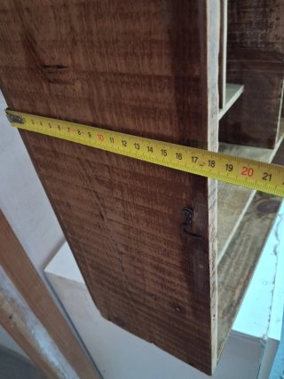 Estantería rústica de madera antigua
