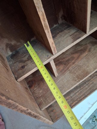 Estantería rústica de madera antigua