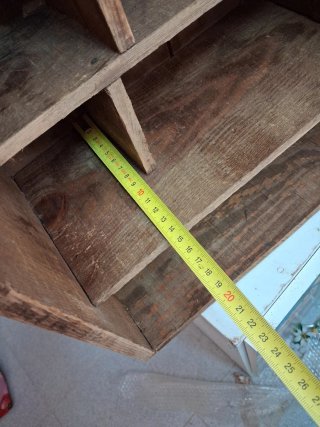 Estantería rústica de madera antigua