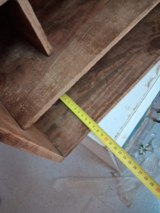 Estantería rústica de madera antigua