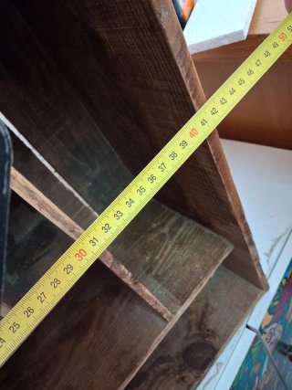 Estantería rústica de madera antigua