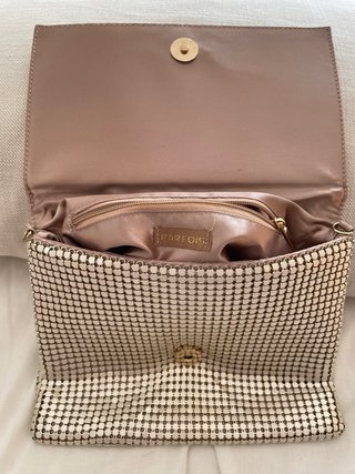 Bolso de mano dorado metalizado.