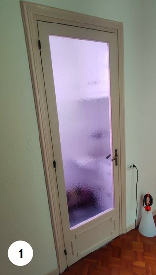 Puerta madera con vidrio relieve