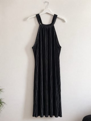 Vestido negro plisado