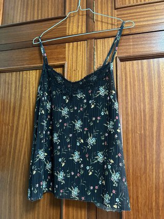 Camiseta tirantes floral negra