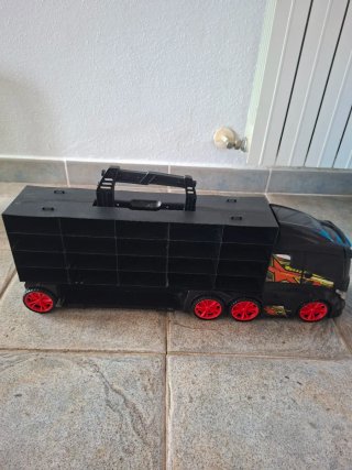Camión de juguete negro con ruedas rojas