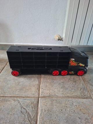 Camión de juguete negro con ruedas rojas