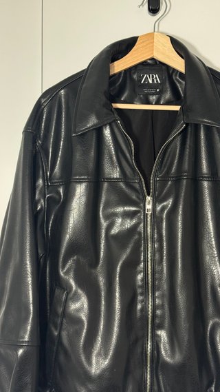 Cazadora efecto cuero Zara negra