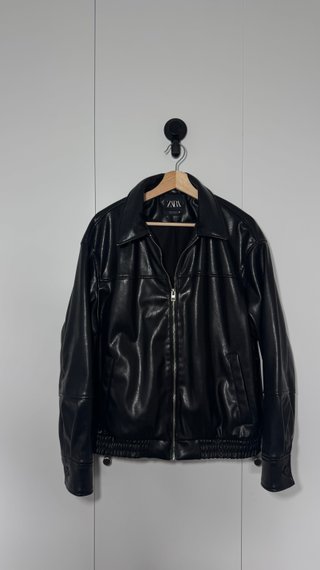 Cazadora efecto cuero Zara negra