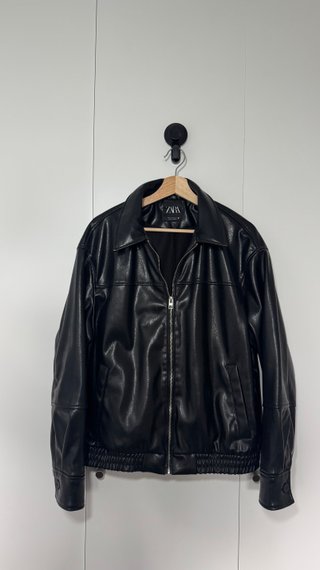 Cazadora efecto cuero Zara negra