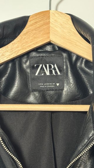 Cazadora efecto cuero Zara negra