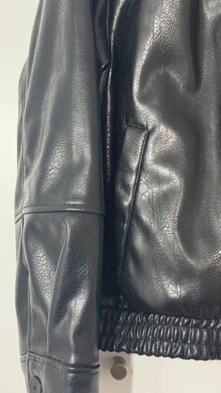 Cazadora efecto cuero Zara negra