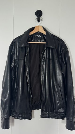 Cazadora efecto cuero Zara negra