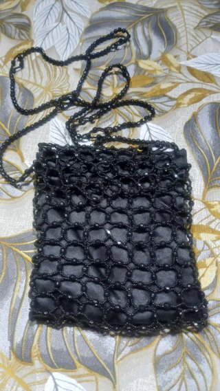 Piccola borsetta nera con perline