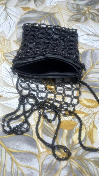 Piccola borsetta nera con perline