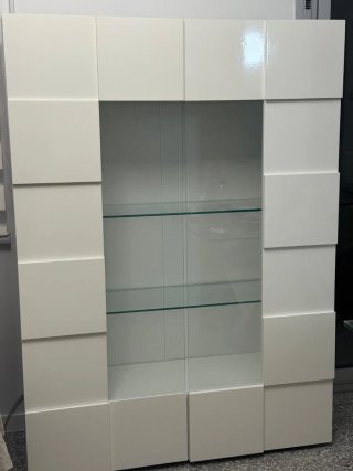 Mueble de salón blanco con vitrina