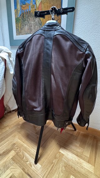 Cazadora para moto. Cuero Negro Ventilada By City