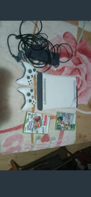 Xbox 360 Bianca con 2 controller e giochi