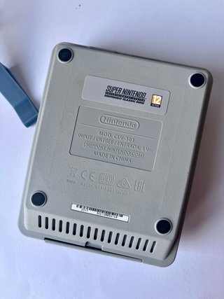 Nintendo Super Nintendo Classic Mini + soporte.