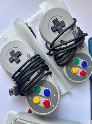 Nintendo Super Nintendo Classic Mini + soporte.