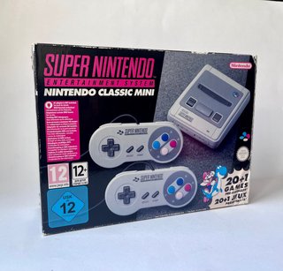 Nintendo Super Nintendo Classic Mini + soporte.
