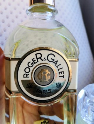 Roger & Gallet e Sisley profumi finti