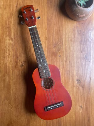 Ukelele rojo pequeño