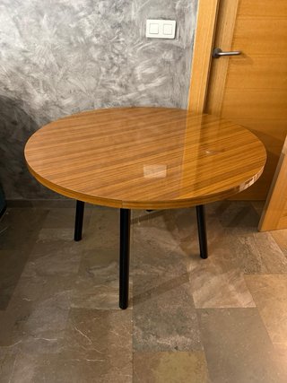 Mesa redonda con mantel y cristal