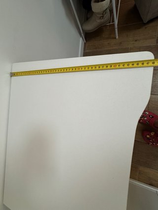 Escritorio blanco con bandeja extraíble