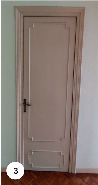 Puerta interior con relieve