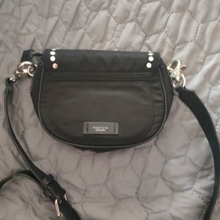 Bolso bandolera negro con tachuelas