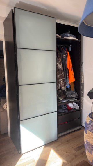 Armario IKEA PAX con puertas correderas de cristal