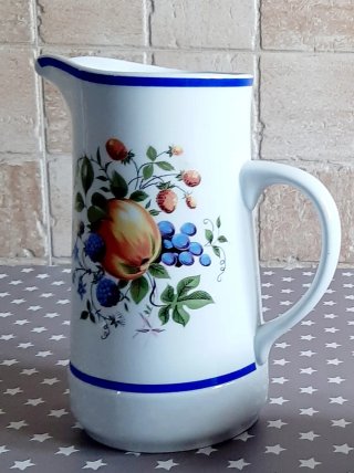 Jarra de porcelana con frutas