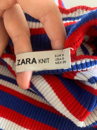 Camiseta Zara cuello alto rayas