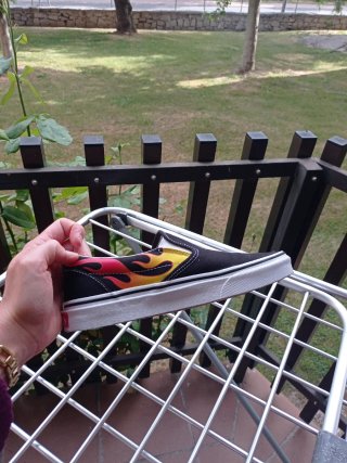 Zapatillas Vans Talla 37 con Diseño de Llamas