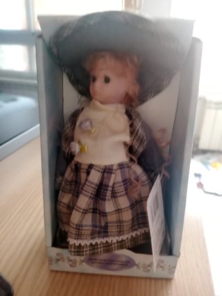 Muñeca de porcelana nueva en caja