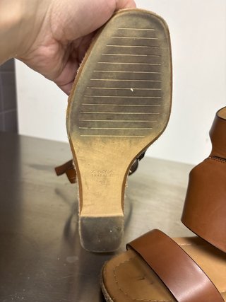 Sandalias cuña piel marrón