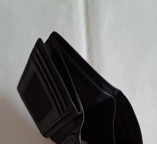 Cartera de piel negra Yanko