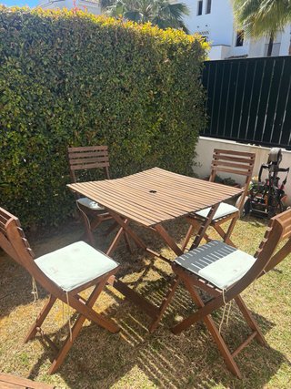 Mesa y 4 sillas de madera para jardín